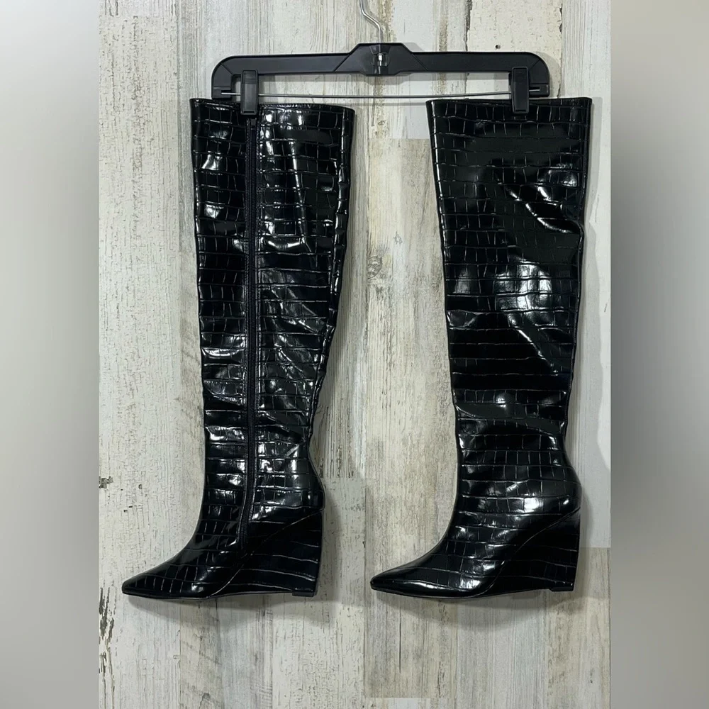 Miss Lola Knee-High Black Boots Faux Animal Skin Texture Zip Up Size 5.5